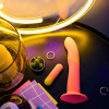 Нереалистичный фаллоимитатор ROMP Dizi Dildo насадка на страпон на присоске, для точки G и P, оранж, 18 см х 3.5 см фото №10 — секс игрушки: Украина, NO TABOO