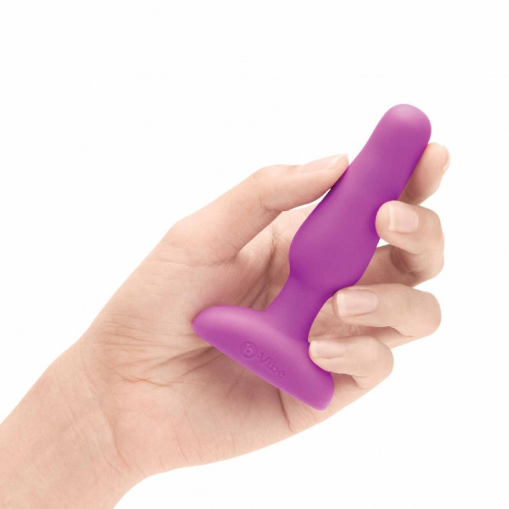 Анальная пробка с вибрацией b-Vibe Novice Plug Fuchsia розовый, 8.5 см х 2.5 см фото №3 — секс игрушки: Украина, NO TABOO