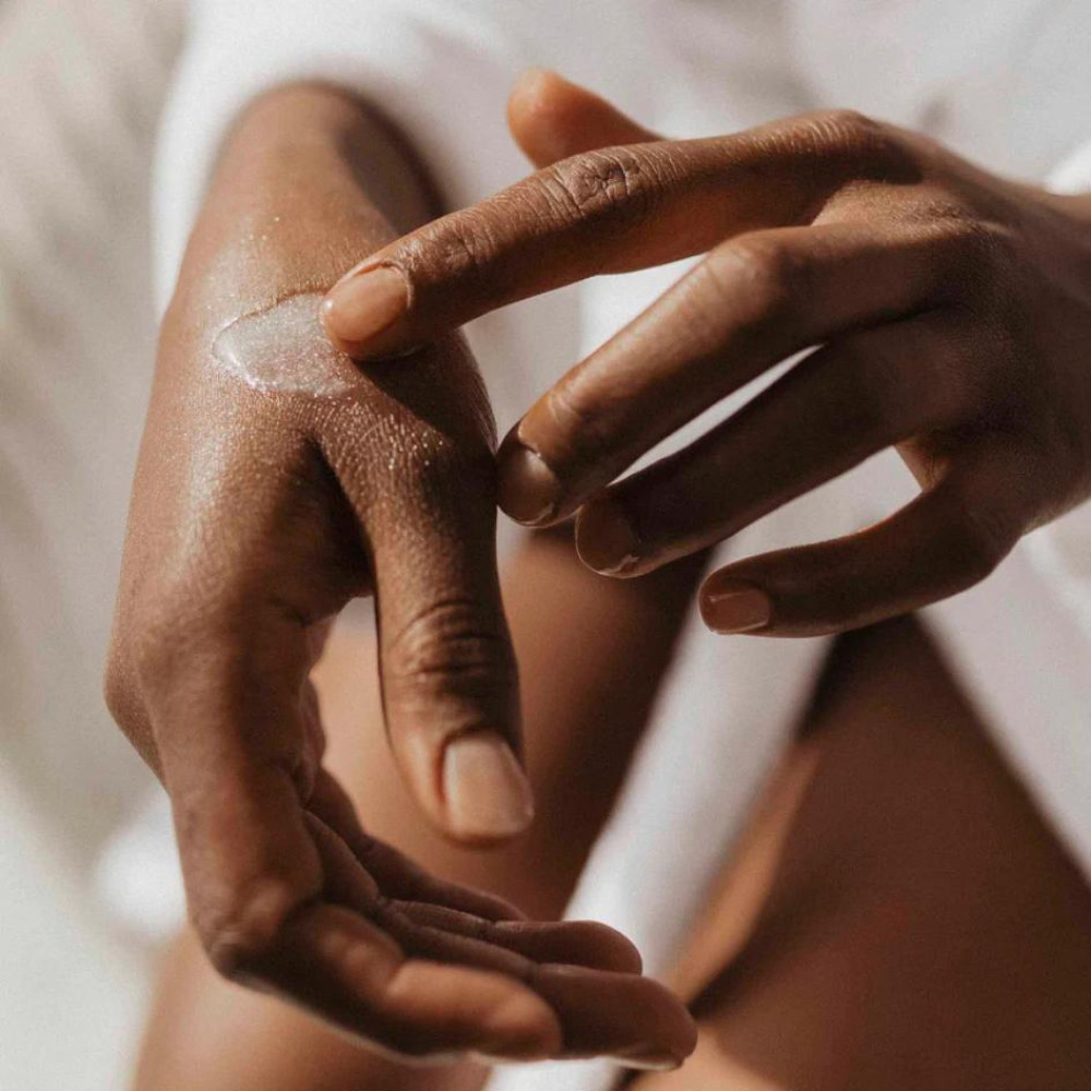 Мерцающее сухое масло для тела и волос Slow Sex by Bijoux Indiscrets Intimate Shimmer Oil с кокосовым ароматом, 30 мл, фото №11 — секс шоп Украина, NO TABOO