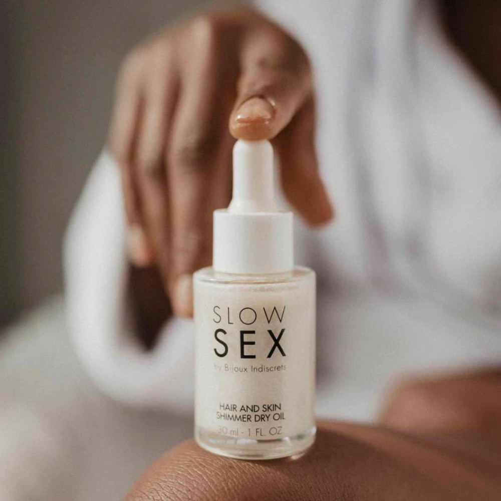 Мерцающее сухое масло для тела и волос Slow Sex by Bijoux Indiscrets Intimate Shimmer Oil с кокосовым ароматом, 30 мл, фото №12 — секс шоп Украина, NO TABOO