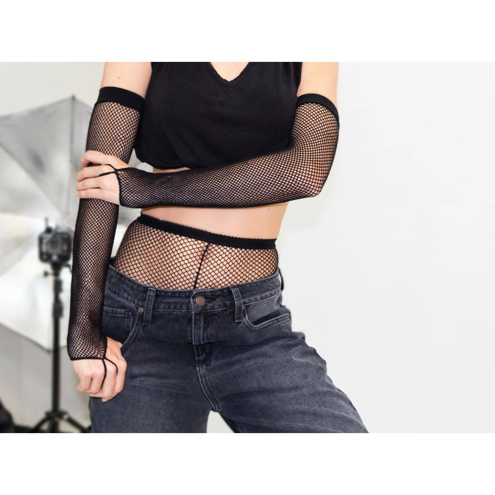 Перчатки в сеточку One Size Fishnet Arm Warmer Gloves от Leg Avenue, черные, фото №2 — секс шоп Украина, NO TABOO