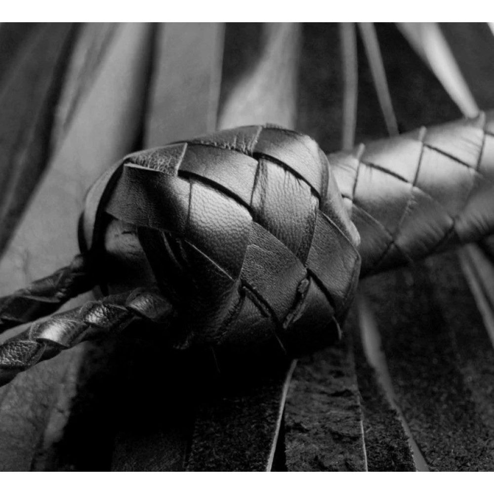 Флоггер із плетеною ручкою Strict Leather, шкіра, чорний, 85 см, фото №2 — секс шоп Україна, NO TABOO