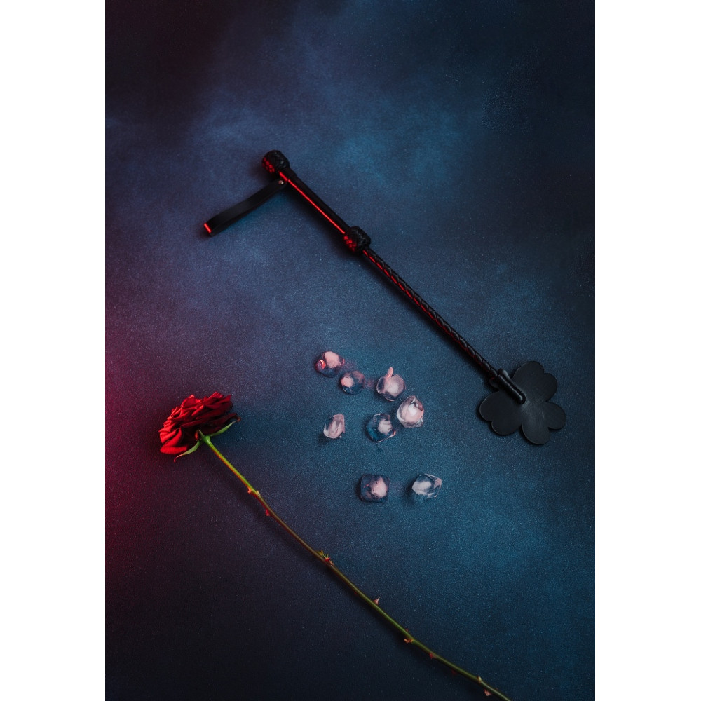 Стек в виде листика клевера Candy Hero, натуральная кожа, черный, 55 см, фото №2 — секс шоп Украина, NO TABOO