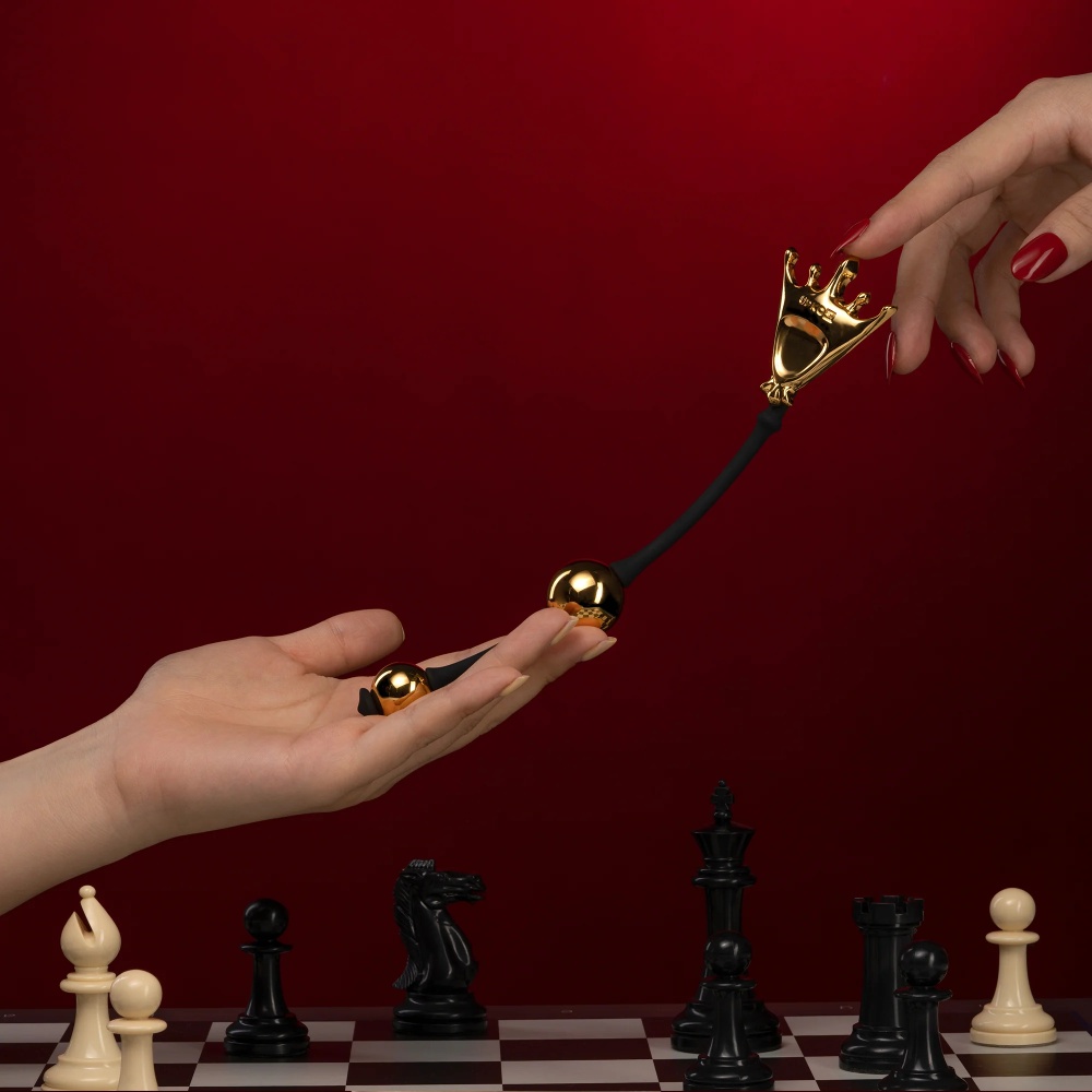 Вагинальные шарики The Chess Queen UPKO The Chess Collection металлические, черно-золотые, 22 х 2.5 см фото №3 — секс игрушки: Украина, NO TABOO