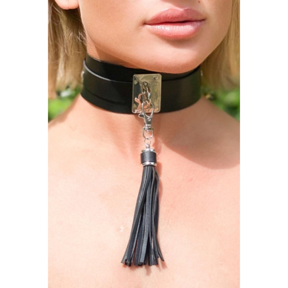 Ошейник с брелком кисточкой Kinky Diva Teasing Tassel черно-серебристый, 43.5 см х 4.5 см, фото №4 — секс шоп Украина, NO TABOO