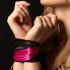 Повязка на глаза и руки Adrien Lastic Satin Sash черно-розовая, 135 x 6.5 см, фото №5 — секс шоп Украина, NO TABOO