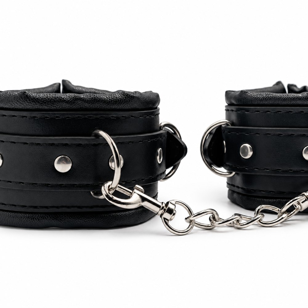 Наручники універсальні DS Fetish на ланцюжку, м'які, чорні, фото №2 — секс шоп Україна, NO TABOO