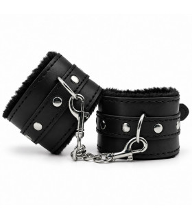 Наручники DS Fetish з хутром та металевим ланцюжком, чорні - No Taboo
