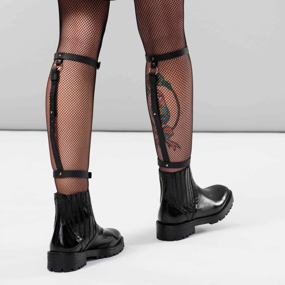 Гартеры для голеней Bijoux Indiscrets Maze Back Leg Garter, черные, фото №4 — секс шоп Украина, NO TABOO
